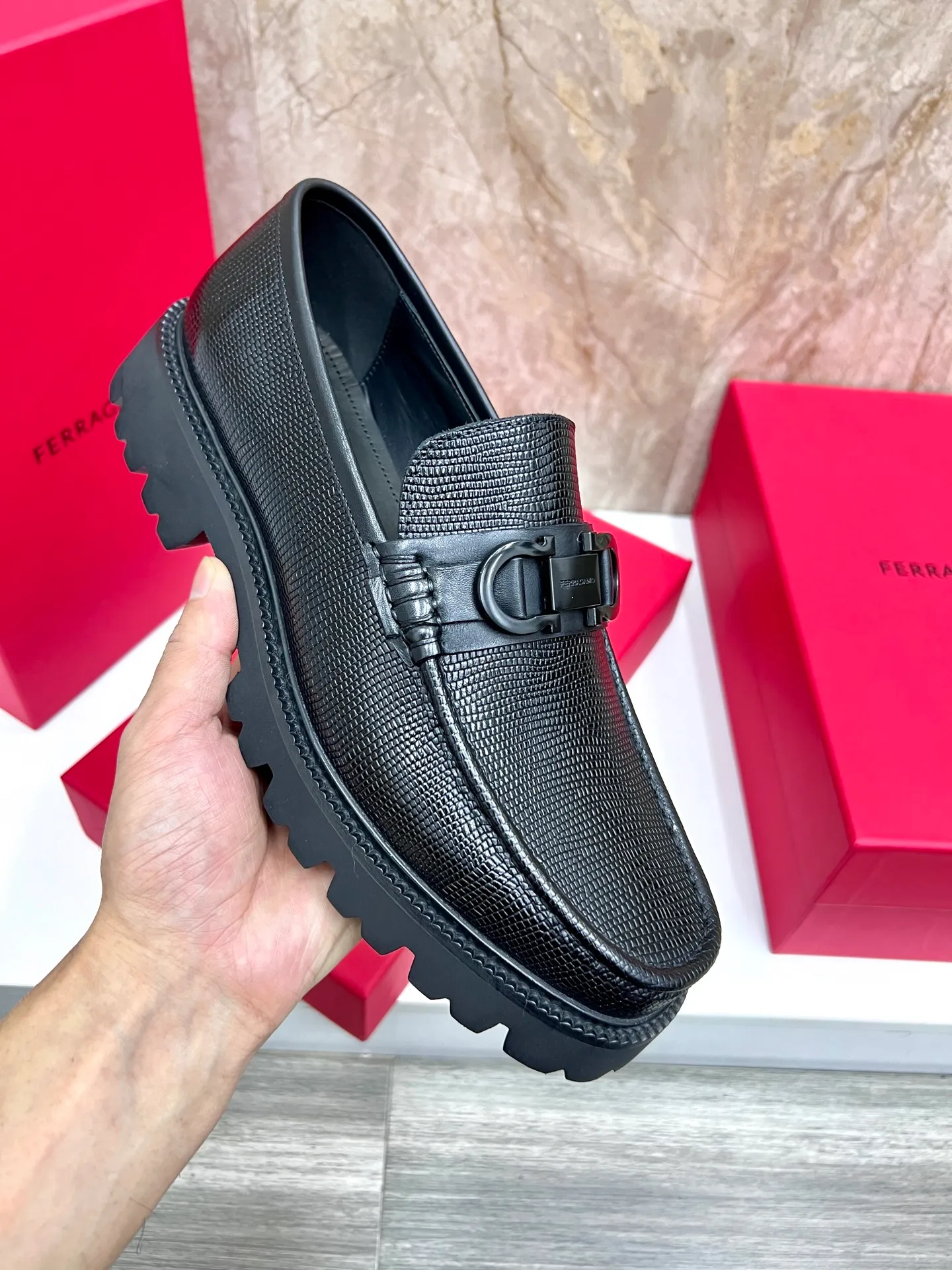 Original quality P580 Brand: Ferragamo Standard size: Men's size 38/44 (45.46 can be customized) Grade: Same style as the official website High-quality men's shoes Material: Customized first-layer calfskin with water-dyed cowhide lining Cowhide tiptoe Original non-slip and wear-resistant rubber outsole Style category: Men's formal business leather shoes are young and fashionable European and American trends British style Casual matching and comfortable feet Color: actual picture